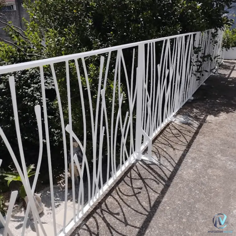 Garde-corps blanc à barreaudage de tiges le long d'une allée