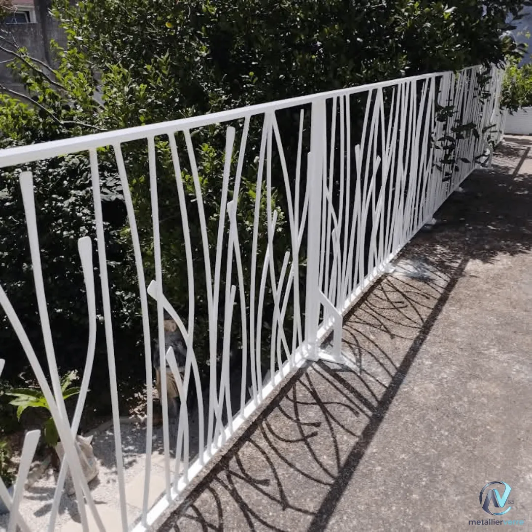Garde-corps blanc à barreaudage de tiges le long d'une allée