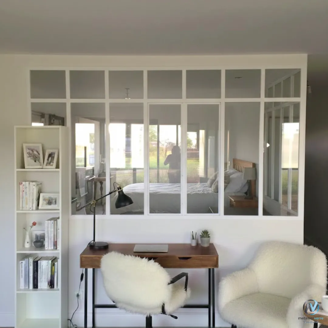Verrière blanche à imposte entre un coin bureau et une chambre