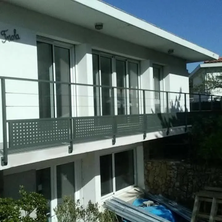 Garde-corps de balcon à lisses et panneaux perforés gris
