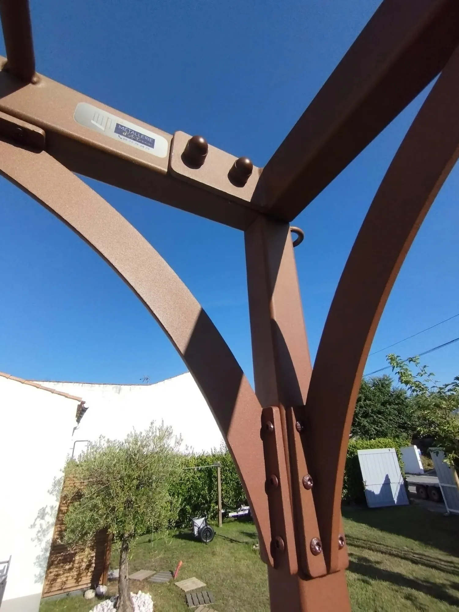 Détail d'assemblage boulonné d'un poteau de pergola en acier