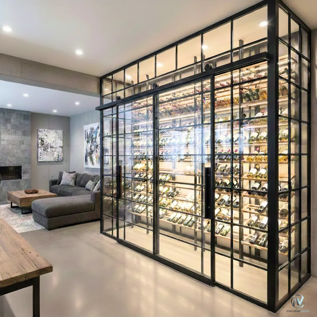 Cave à vin vitrée à cadre acier noir et éclairage intégré