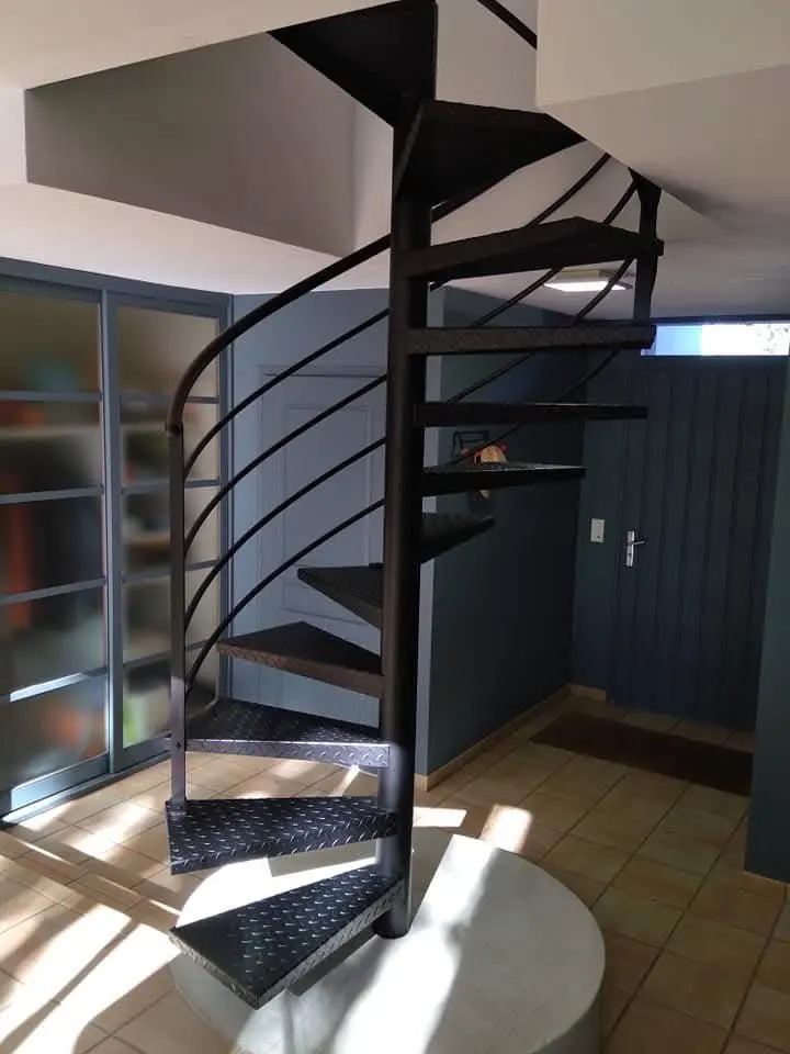 Escalier hélicoïdal en acier noir à marches en tôle larmée
