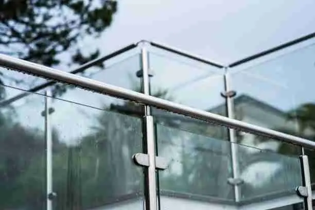 Poteaux inox et panneaux de verre vus en contre-plongée