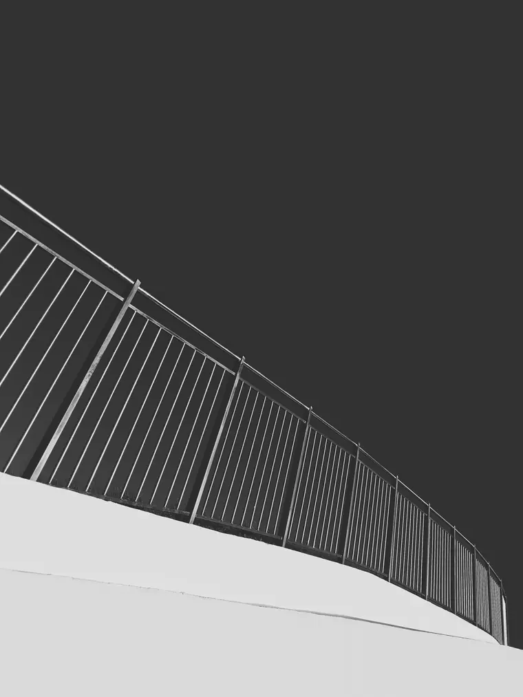 Garde-corps à barreaudage vertical suivant la courbe d'un balcon