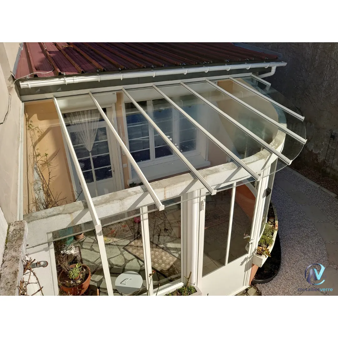 Véranda blanche à toiture vitrée et pan arrondi
