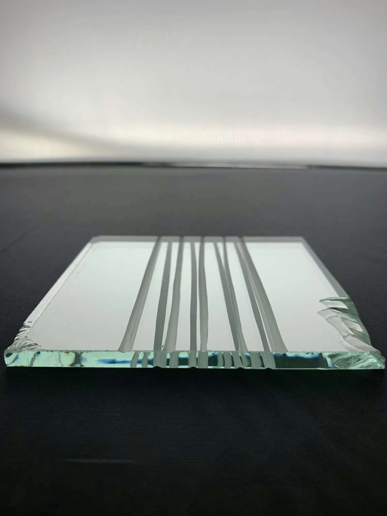Plaque de verre feuilleté posée à plat, tranche apparente