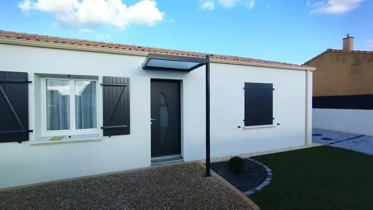 Marquise en acier noir au-dessus d'une porte d'entrée