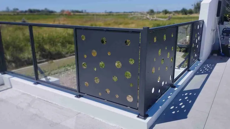 Panneaux ajourés et remplissage vitré sur un garde-corps de terrasse