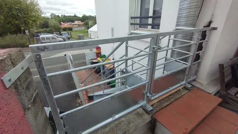 Garde-corps en acier galvanisé posé sur un balcon en chantier