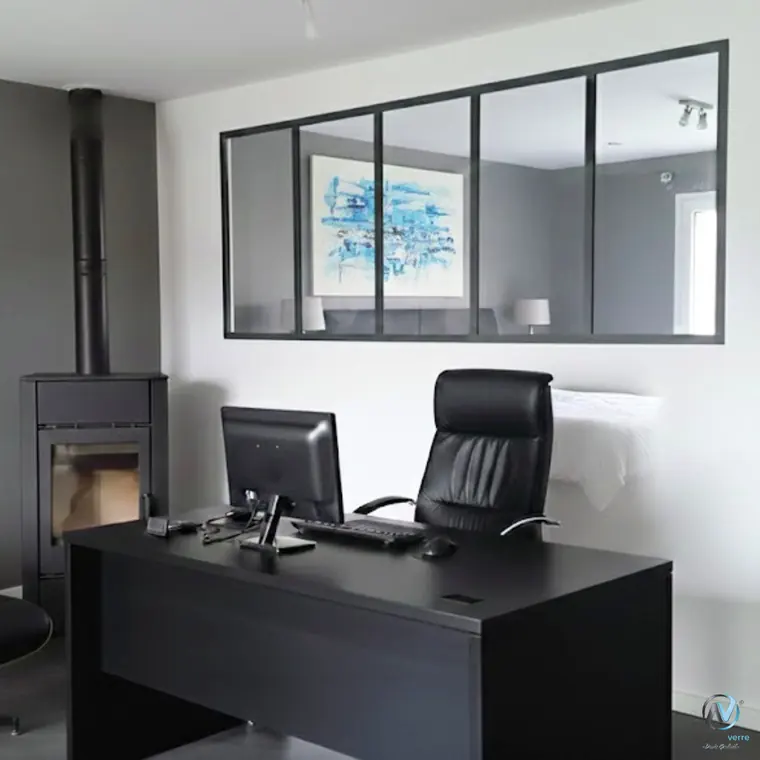 Verrière horizontale entre un coin bureau et une chambre