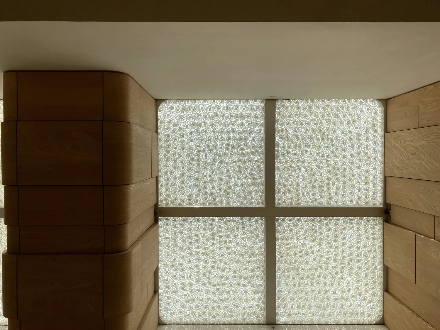 Verre texturé rétroéclairé dans un châssis à quatre carreaux