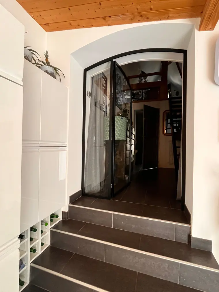 Porte vitrée cintrée en acier en haut de trois marches