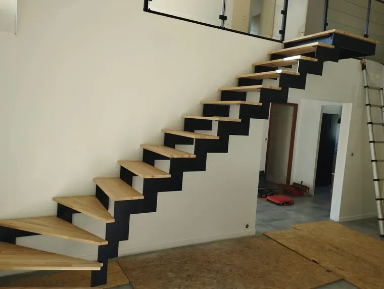 Escalier à crémaillère acier noir et marches bois, chantier en cours