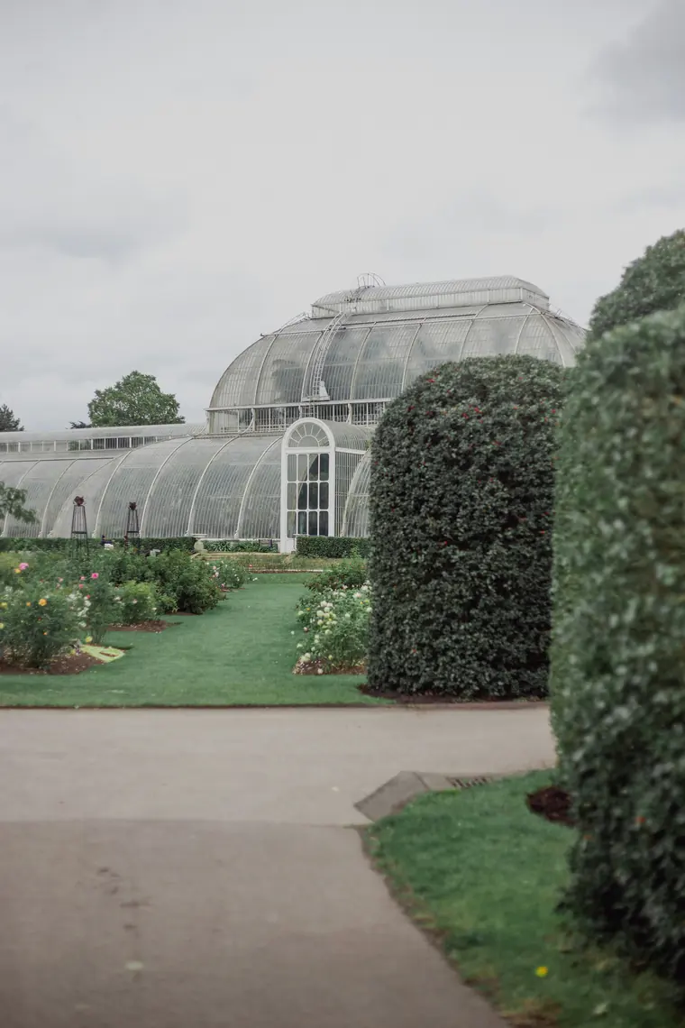 Grande serre victorienne à verrière cintrée dans un jardin botanique