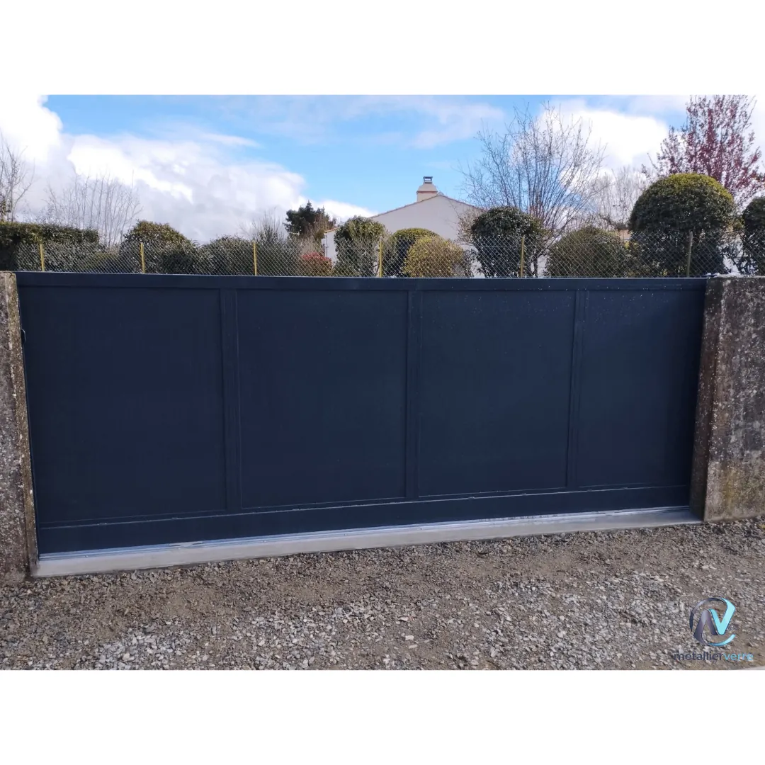 Portail coulissant plein en acier gris anthracite