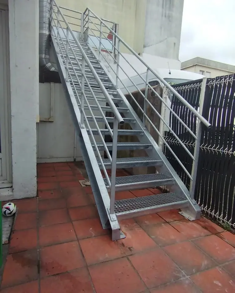 Escalier extérieur en acier galvanisé à marches caillebotis