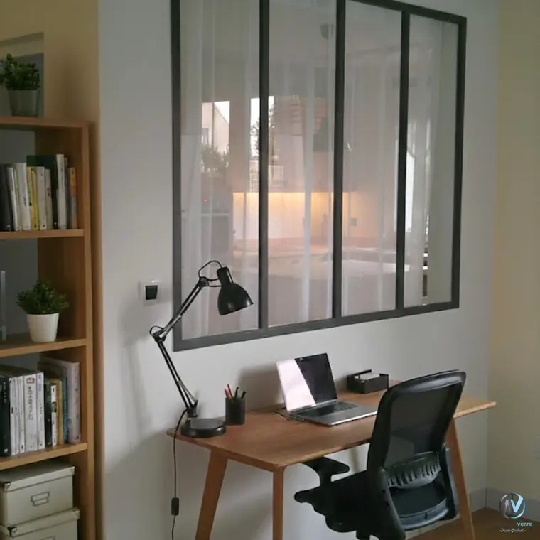 Verrière acier vue depuis un coin bureau à bibliothèque