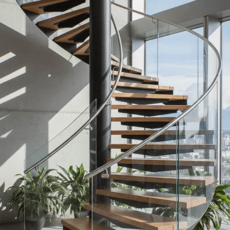 Escalier hélicoïdal à marches bois et garde-corps en verre