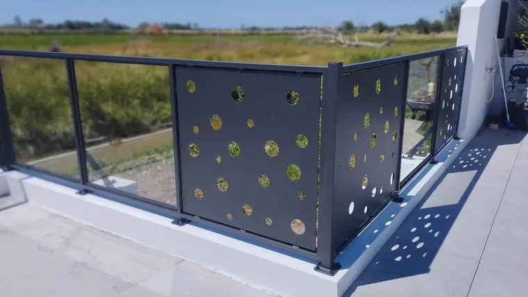 Garde-corps de terrasse en tôle noire perforée de disques