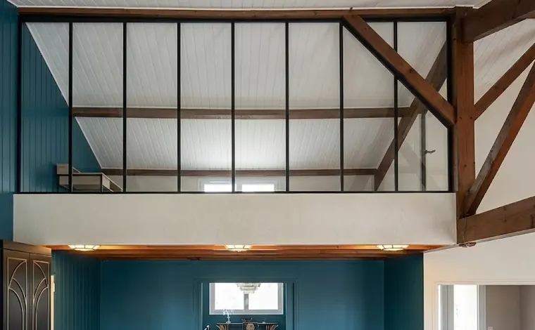 Verrière fermant une mezzanine sous charpente bois