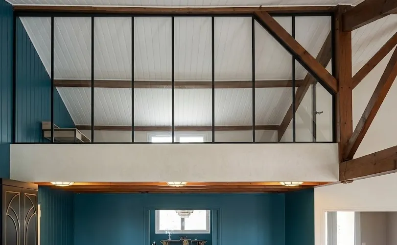 Verrière fermant une mezzanine sous charpente bois