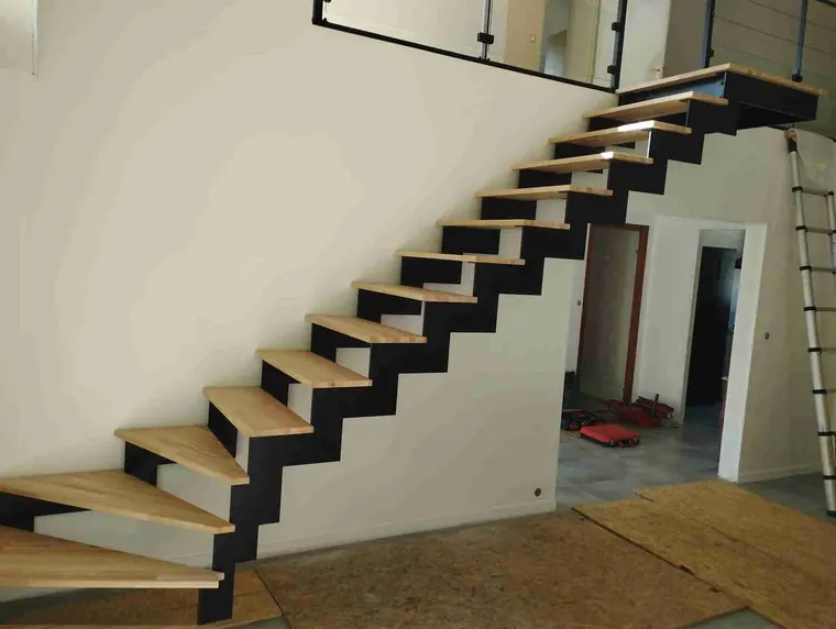 Escalier à crémaillère acier noir et marches bois, chantier en cours (2)