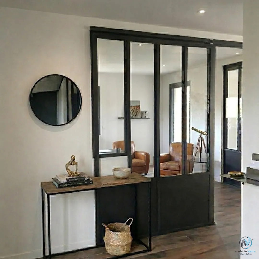 Verrière avec double porte entre l'entrée et le salon