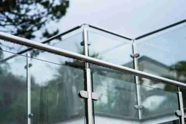 Angle d'un garde-corps vitré fixé par pinces inox