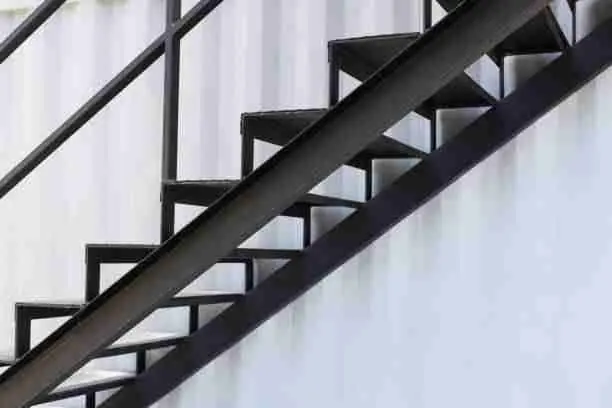 Escalier extérieur en acier à limon central et marches pliées
