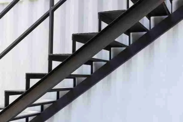Escalier extérieur en acier à limon central et marches pliées