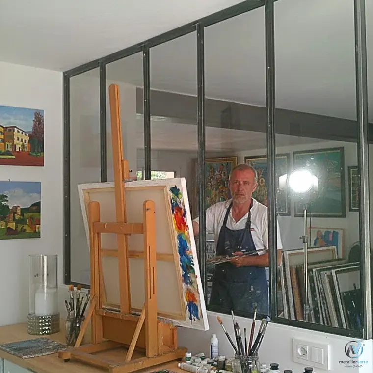 Cloison vitrée en acier gris dans un atelier de peintre
